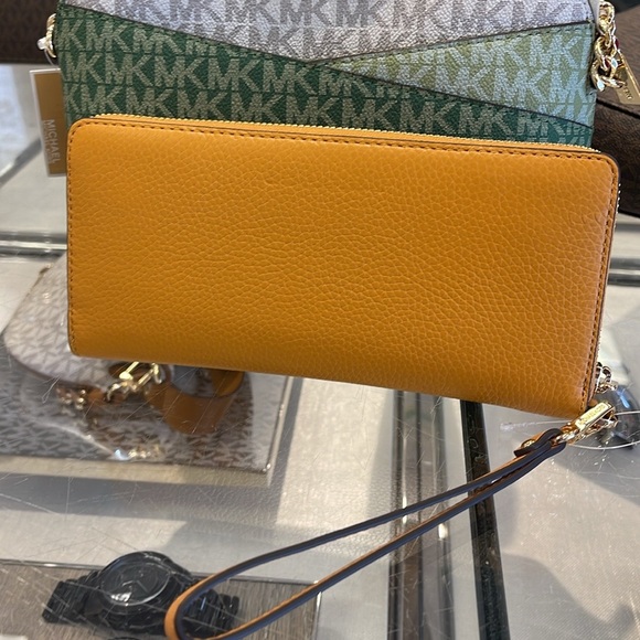 MICHAEL KORS
Leather Continental Wristlet Phone Case Wallet 
Sider
NWT - Picture 10 of 16